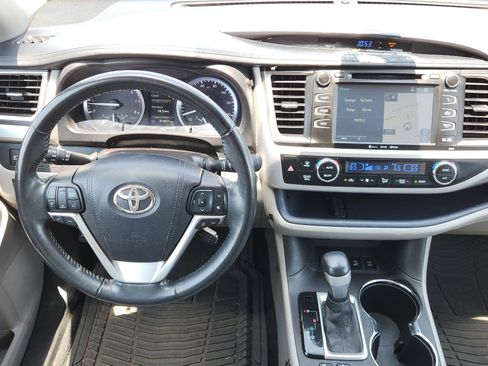 Used 2017 Toyota Highlander AWD V6 image 29