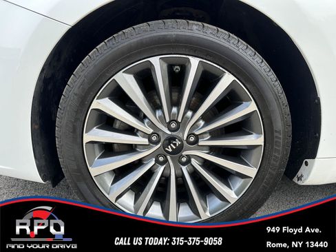 Used 2017 Kia Cadenza Premium w/ Luxury Package FWD image 9