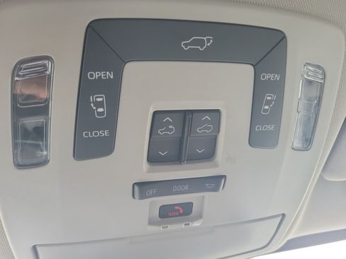 Used 2025 Toyota Sienna XLE FWD image 31