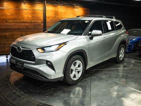 Used 2020 Toyota Highlander LE FWD image 2