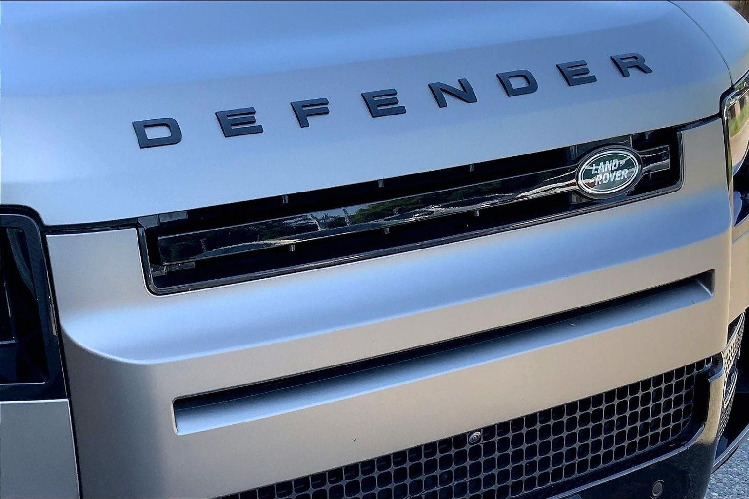 Used 2025 Land Rover Defender 110 X-Dynamic SE AWD/4WD image 29