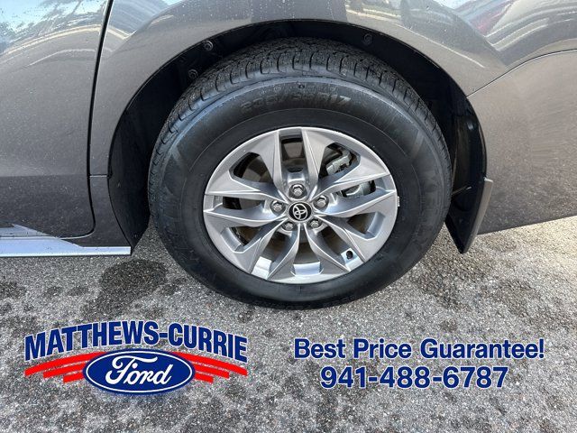 Used 2025 Toyota Sienna LE w/ LE Plus Package FWD image 14
