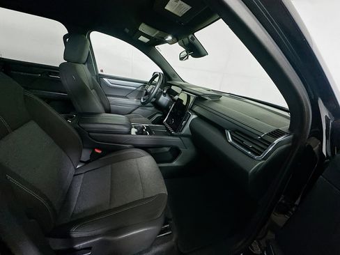 Used 2025 GMC Acadia Elevation image 31