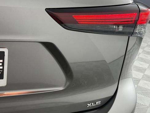 Used 2025 Toyota Highlander XLE FWD image 12