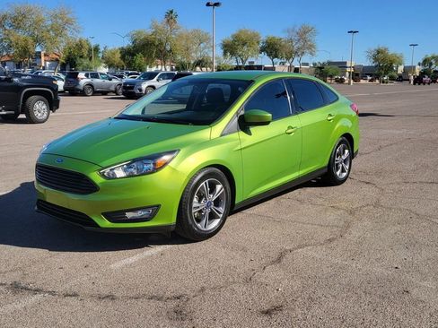 Used 2018 Ford Focus SE w/ SE Appearance Package image 4