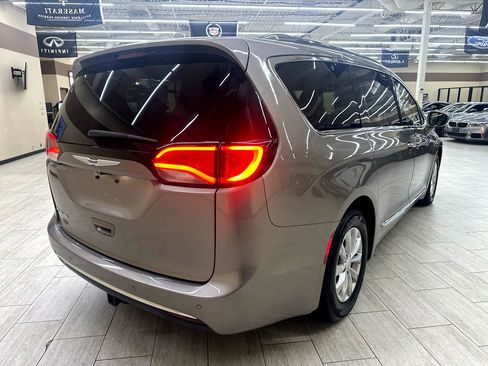 Used 2018 Chrysler Pacifica Touring-L Plus image 5
