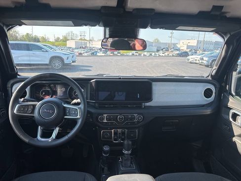 Used 2025 Jeep Wrangler Sahara image 5