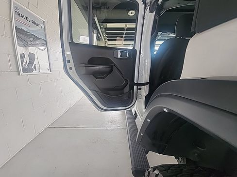 Used 2022 Jeep Wrangler Unlimited Rubicon 4xe AWD/4WD image 11