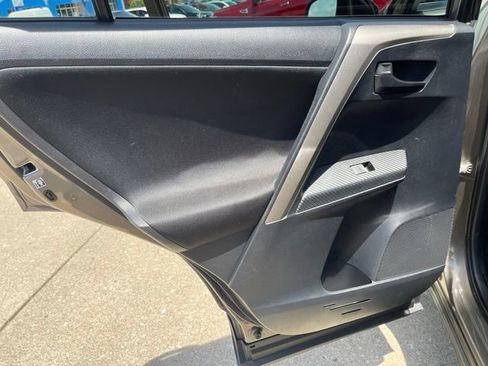 Used 2015 Toyota RAV4 LE AWD/4WD image 18