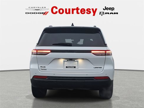 Certified 2024 Jeep Grand Cherokee Limited w/ Black Appearance Package image 6