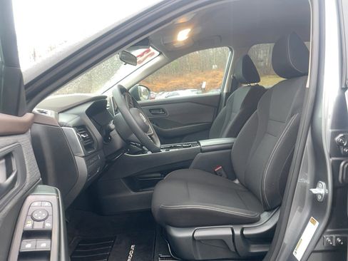 Used 2023 Nissan Rogue S image 19