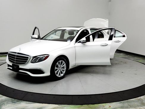 Used 2017 Mercedes-Benz E 300 4MATIC image 9