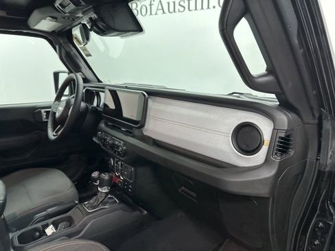 Used 2024 Jeep Wrangler Unlimited image 28