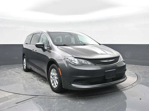 Used 2022 Chrysler Voyager LX image 1