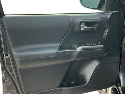 Used 2022 Toyota Tacoma TRD Off-Road image 9