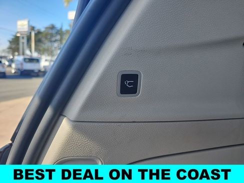 Used 2024 Chrysler Pacifica Select image 14