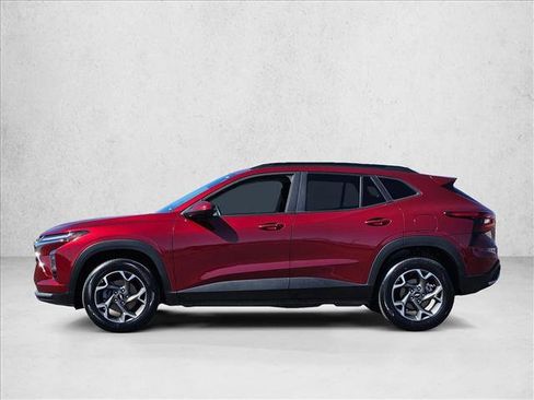 Used 2025 Chevrolet Trax LT w/ LT Convenience Package FWD image 9