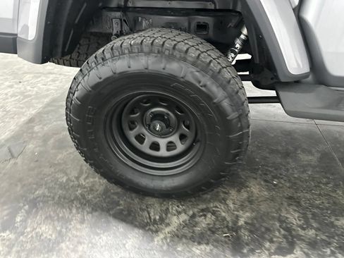 Used 2021 Jeep Gladiator Overland w/ LED Lighting Group AWD/4WD image 5