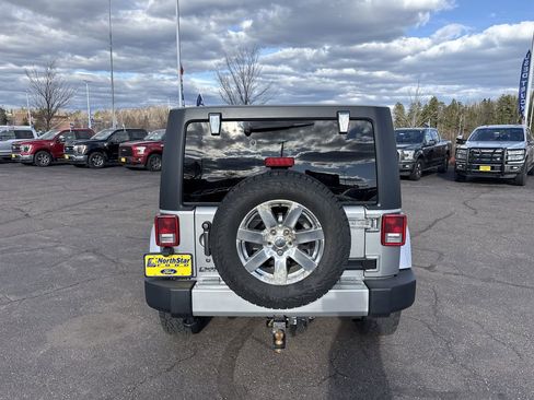 Used 2014 Jeep Wrangler Unlimited Sahara w/ Connectivity Group AWD/4WD image 7