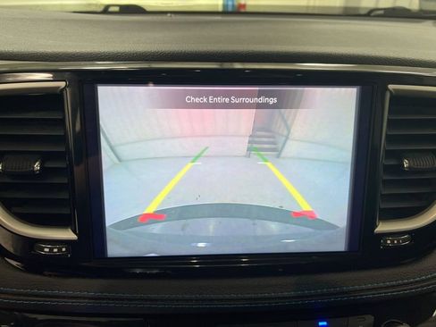 Used 2021 Chrysler Pacifica Touring w/ Uconnect Theater Family Group FWD image 15