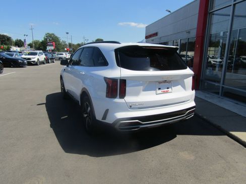 Used 2023 Kia Sorento S w/ Panoramic Sunroof Package image 3