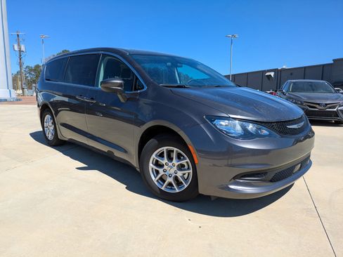 Used 2022 Chrysler Voyager LX image 6