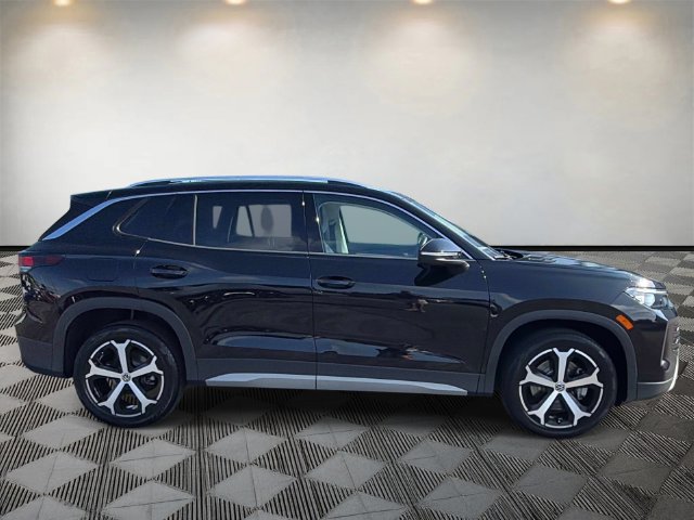 Used 2025 Volkswagen Tiguan SE AWD/4WD image 4