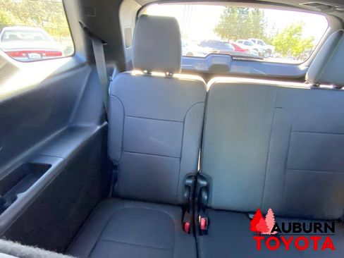Used 2023 Chevrolet Traverse LT FWD image 13