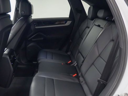 Certified 2025 Porsche Cayenne image 18