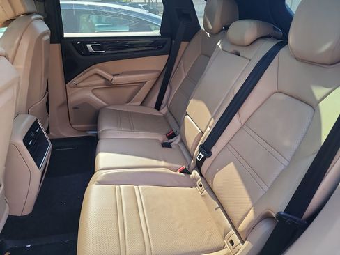 Used 2020 Porsche Cayenne AWD/4WD image 12