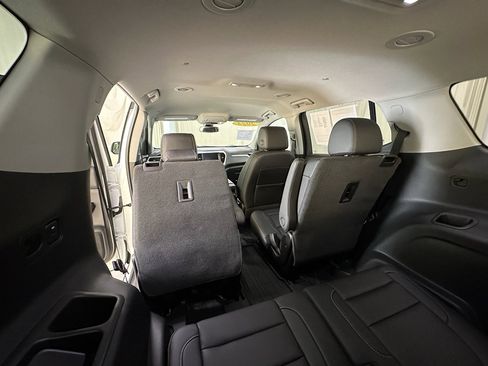 Certified 2023 GMC Acadia SLT w/ Preferred Package image 23