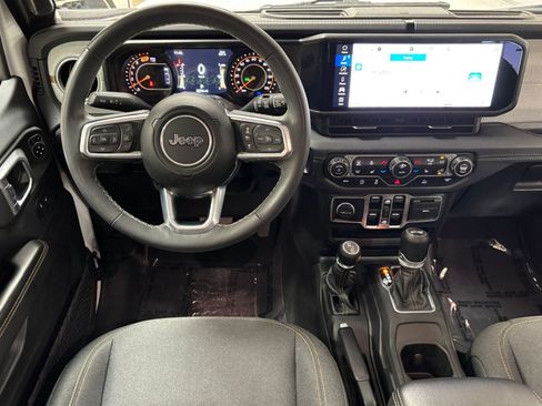 Used 2025 Jeep Wrangler Unlimited Sahara AWD/4WD image 33