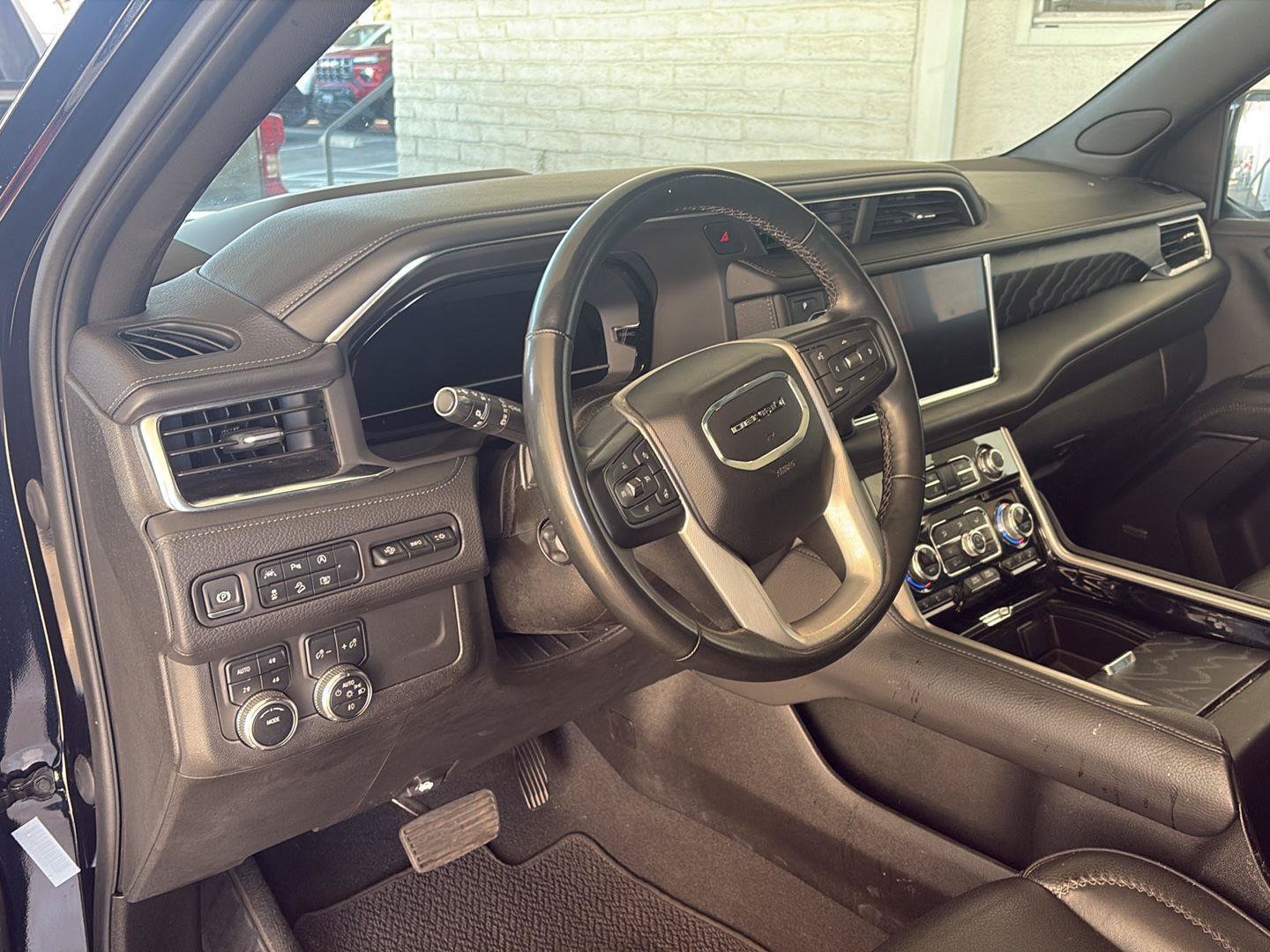 Used 2023 GMC Yukon Denali AWD/4WD image 6