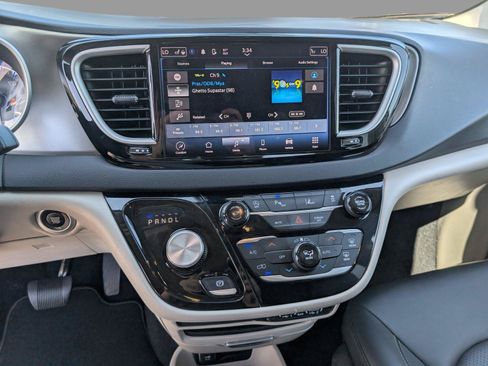 Used 2024 Chrysler Pacifica Touring-L FWD image 15