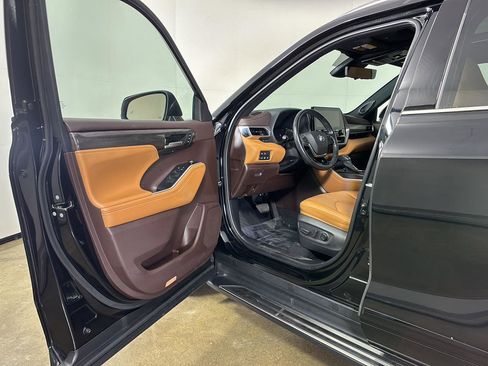Used 2021 Toyota Highlander Platinum AWD/4WD image 2