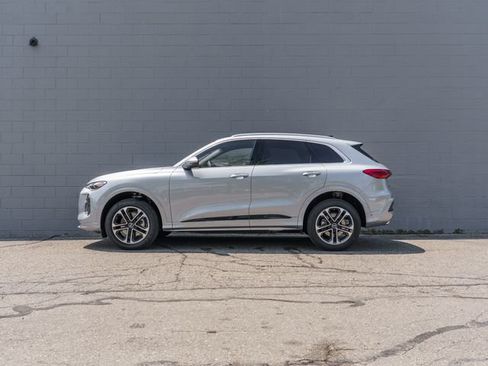 Used 2025 Audi Q5 Premium w/ Convenience Package AWD/4WD image 2