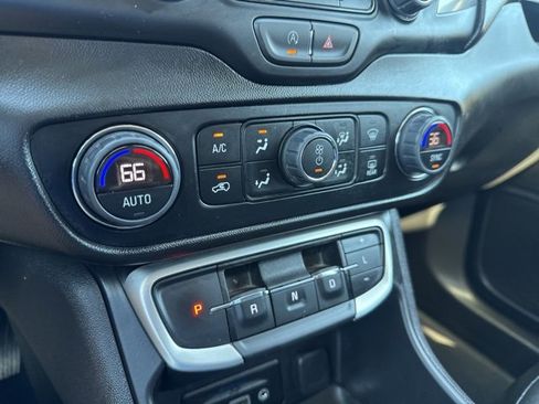 Used 2024 GMC Terrain SLT image 22