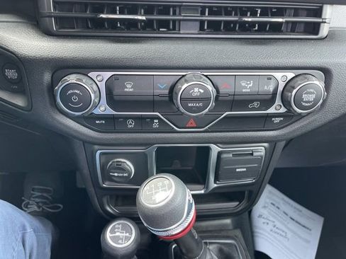 Used 2024 Jeep Gladiator Sport image 11