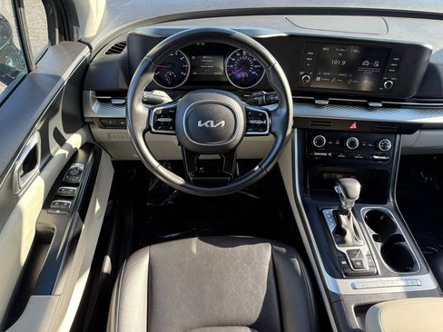 Used 2024 Kia Carnival LX image 19