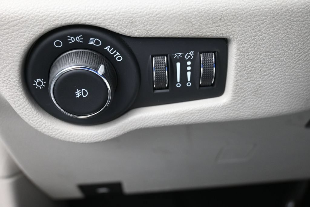Used 2023 Chrysler Pacifica Touring-L FWD image 19