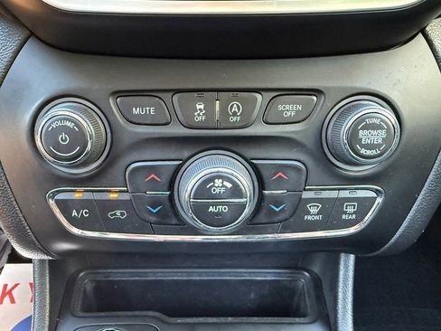 Used 2020 Jeep Cherokee Trailhawk AWD/4WD image 26