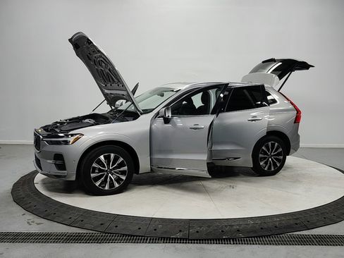 Used 2023 Volvo XC60 B5 Plus image 11