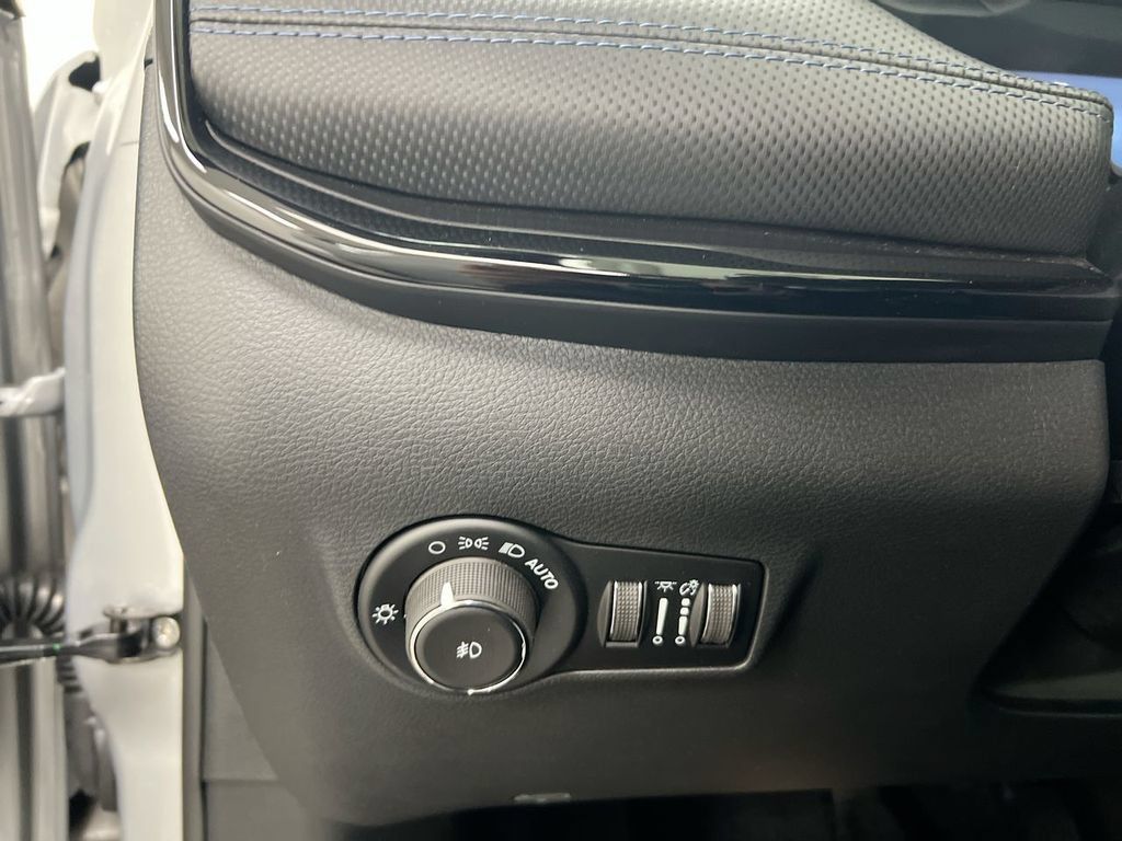 New 2026 Jeep Compass Latitude AWD/4WD image 17
