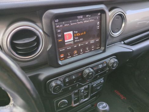 Used 2018 Jeep Wrangler Unlimited Sahara AWD/4WD image 27