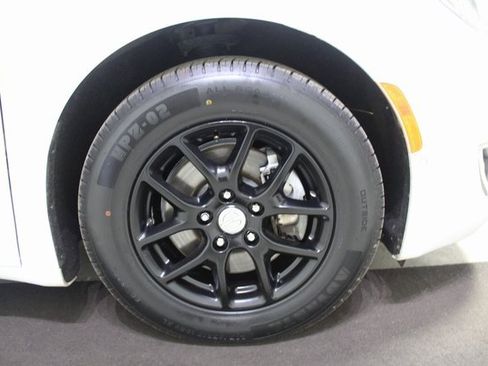 Used 2020 Chrysler Pacifica Touring-L w/ Advanced Safetytec Group image 21