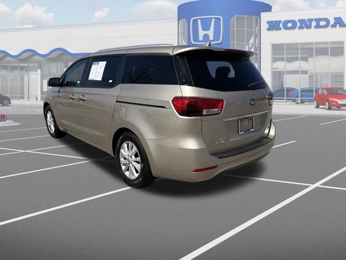 Used 2017 Kia Sedona LX w/ LX Essentials Premium Package image 6