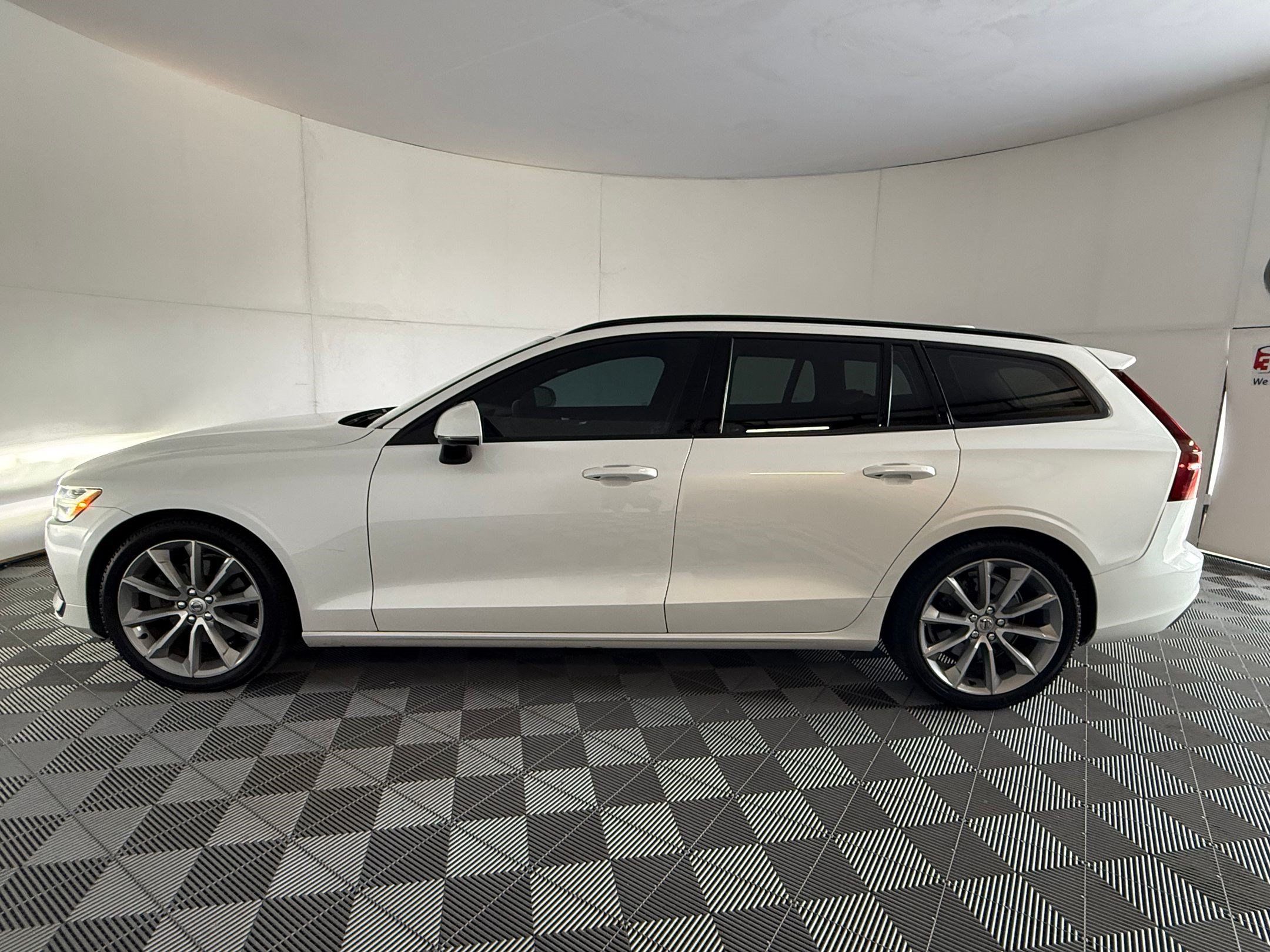 Used 2020 Volvo V60 T5 Momentum FWD image 2