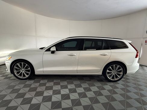 Used 2020 Volvo V60 T5 Momentum FWD image 2