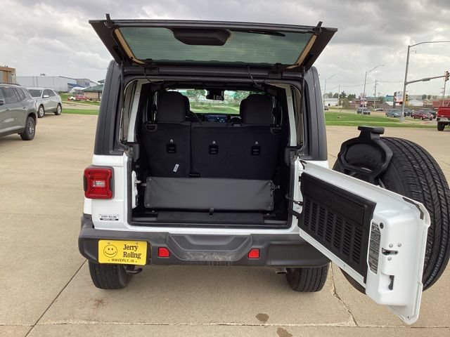 Used 2024 Jeep Wrangler Unlimited Sahara AWD/4WD image 6
