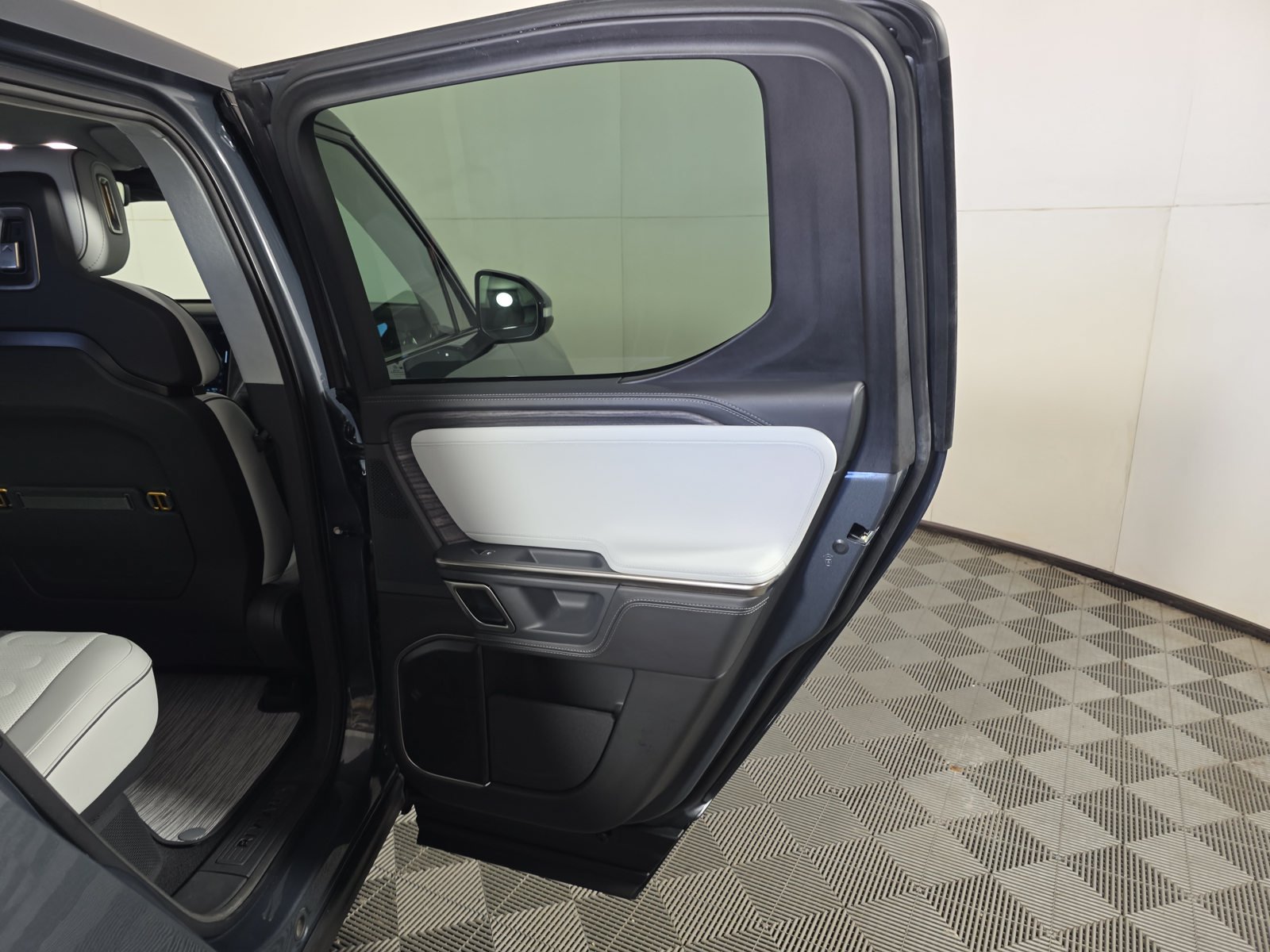 Used 2024 Rivian R1T Adventure Dual AWD/4WD image 19